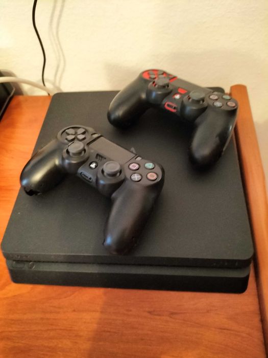 Vendo PS4 com 2 comandos e um jogo