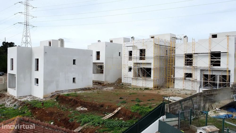 Moradia T4, condomínio fechado, Loures, piscina, 3 parqueamentos, vist