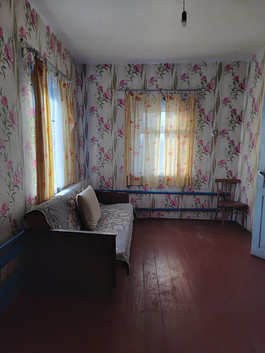 Продам будинок в центрі села Русанів.