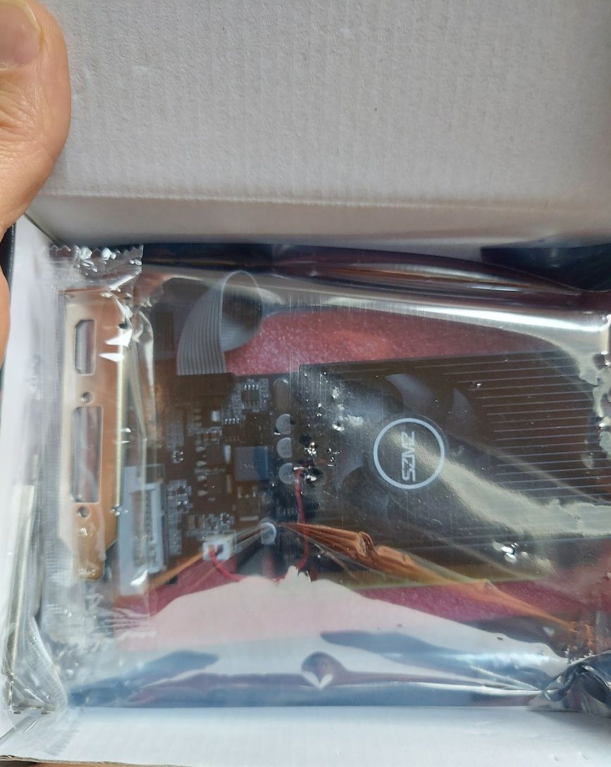 GT730 4 Гб DDR3 128 біт відеокарта з портом HDM
VGA DVI PCI-E2.0 16X к