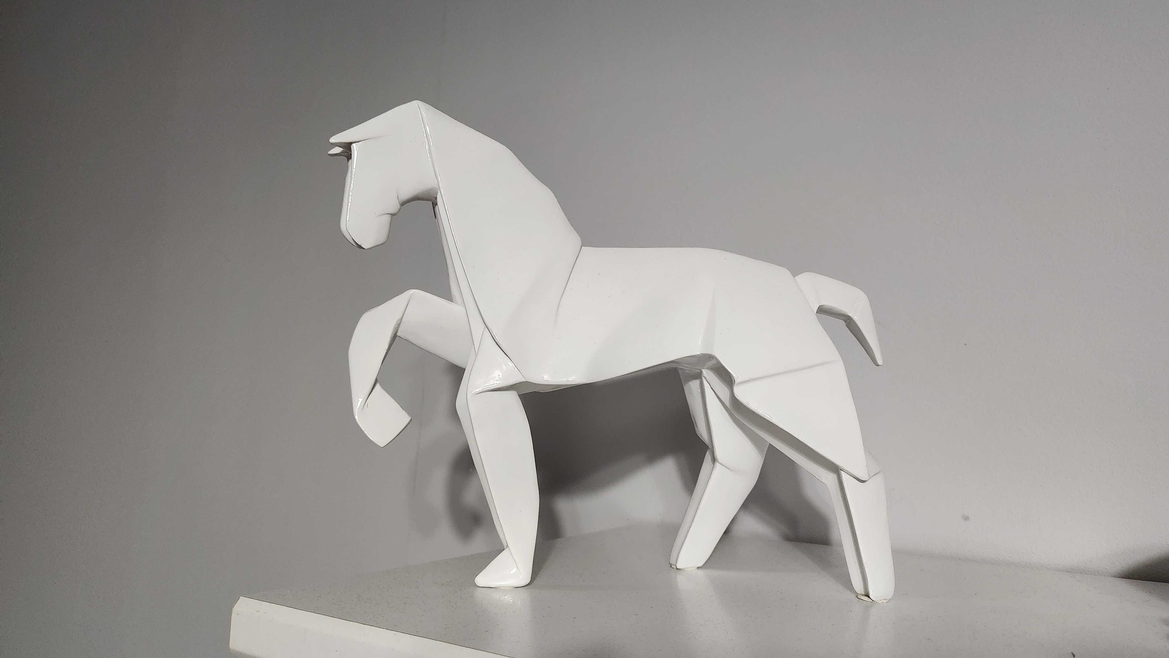 Porcelanowy biały koń figurka