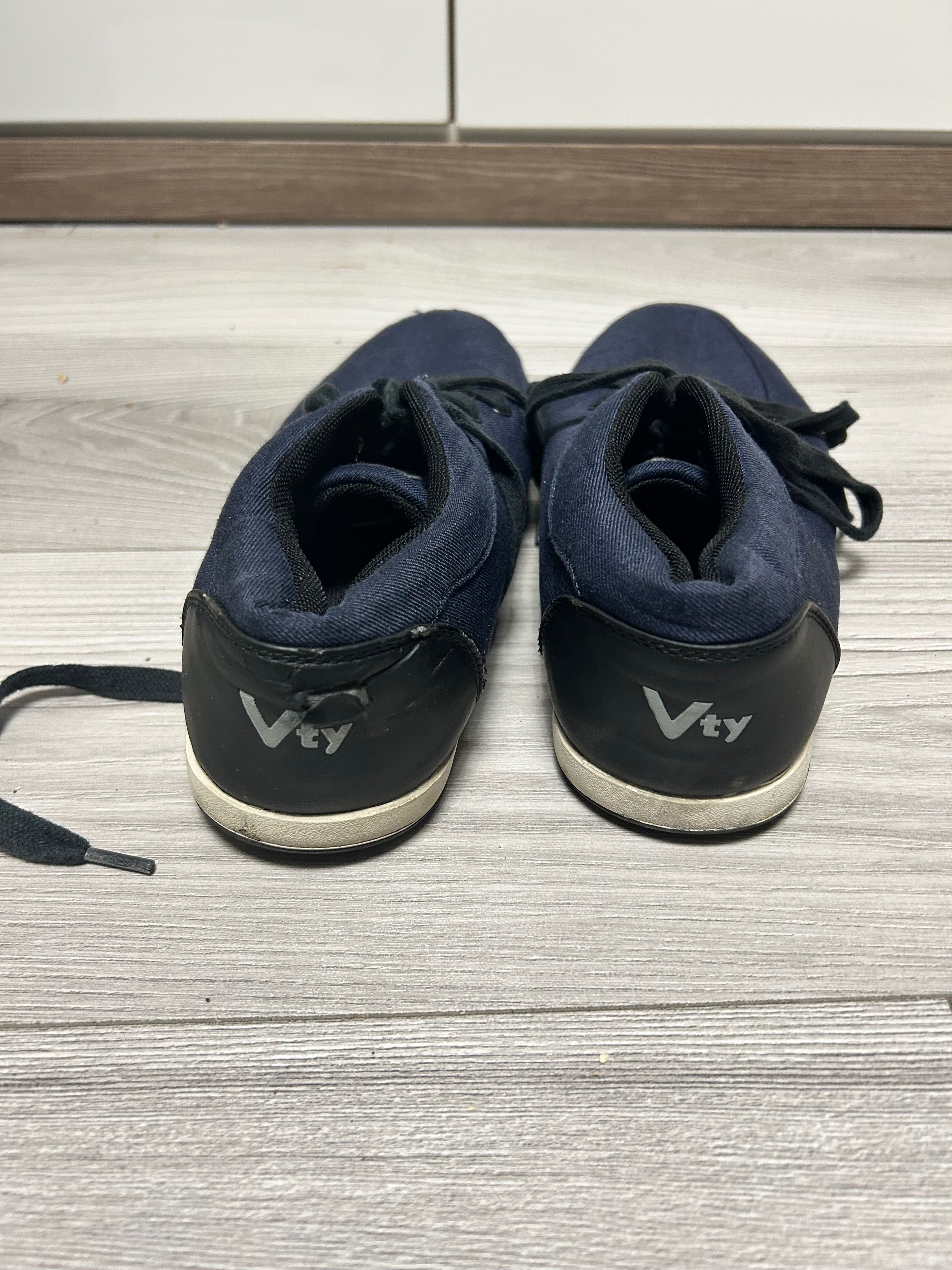 Granatowe buty Vty w rozmiarze 42