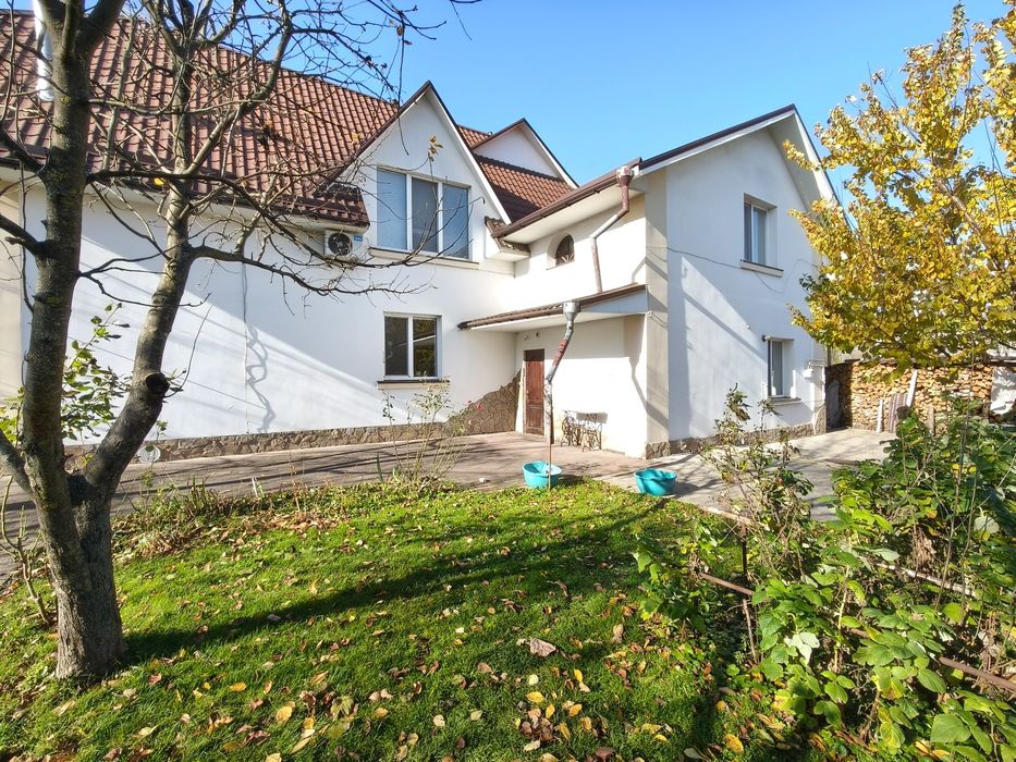 Здається в оренду, пів Будинку, центр, Сінний р-н, окремий двір.