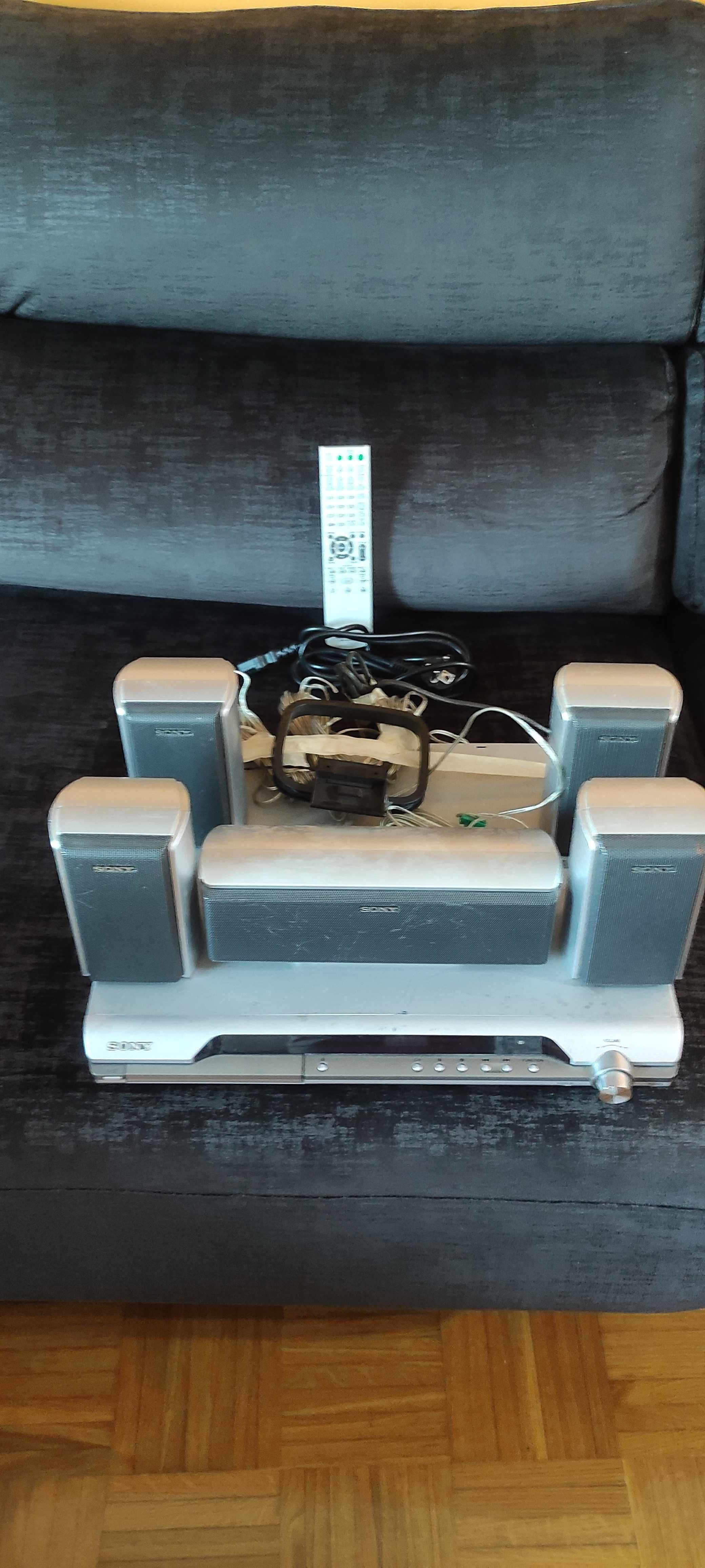 DVD,Rádio, amplificador com as respectivas colunas de som .