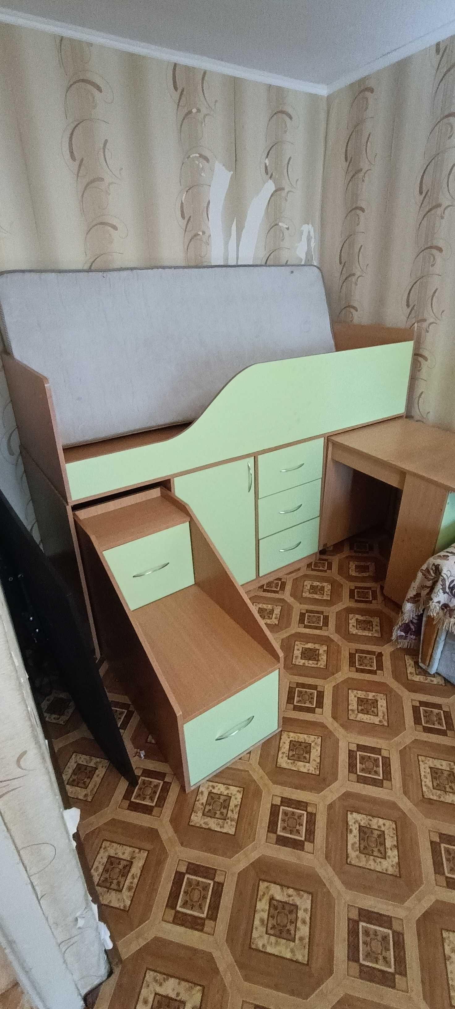 Дитяче ліжко з матрасом +стіл