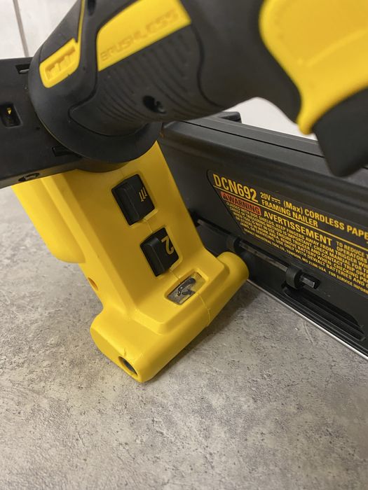 DeWALT DCN692 20Vmax каркасний нейлер 30кут 50-90мм Мексика