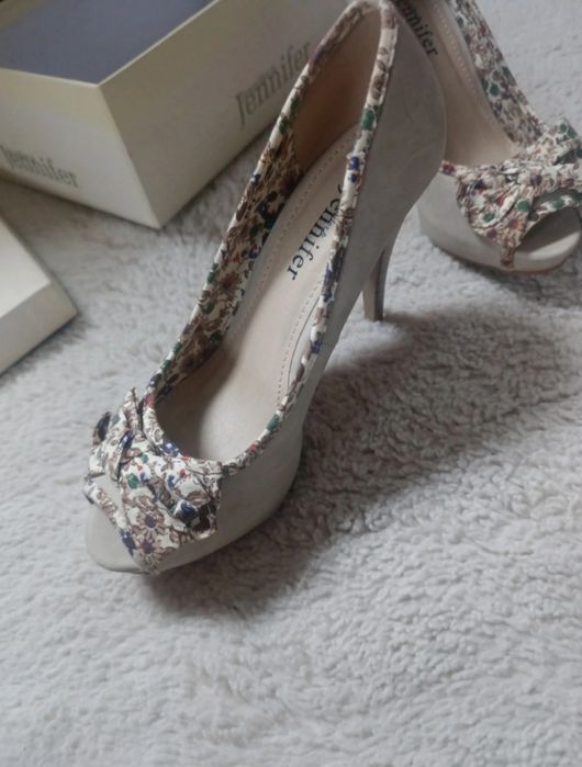 Szare buty na obcasie