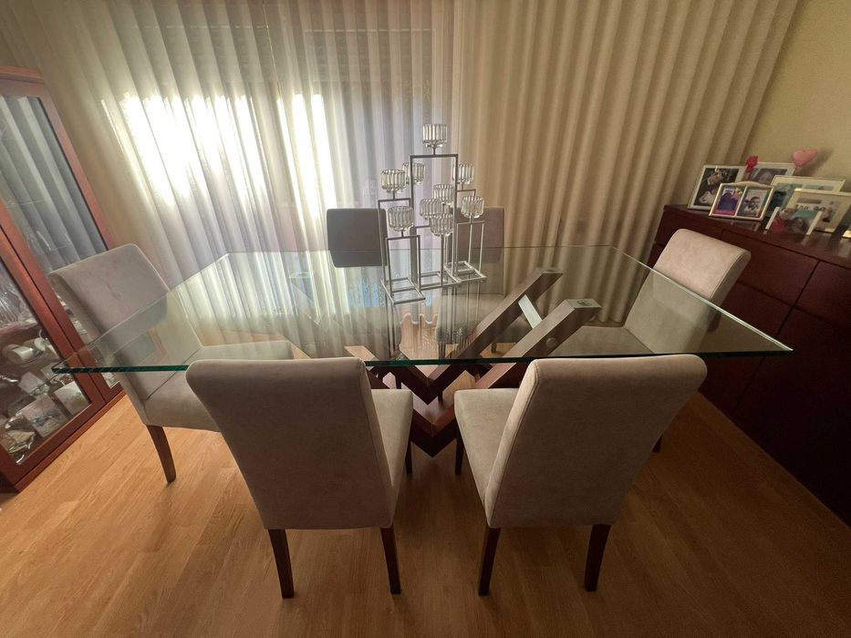 Mesa de Jantar em Vidro e 6 Cadeiras - Design Moderno e Elegante