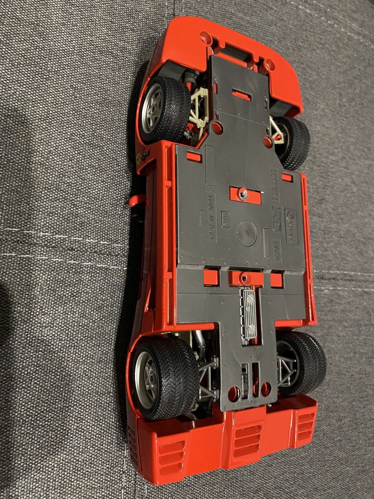 Модель Ferrari F40 1987 1:18 Burago