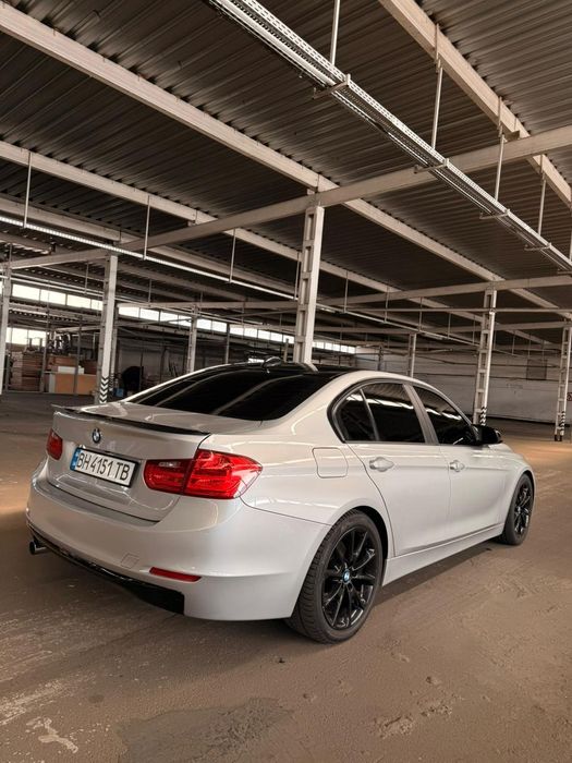 Жива BMW 320i у стильному M-пакеті. Їде, як куля, виглядає — як мрія.