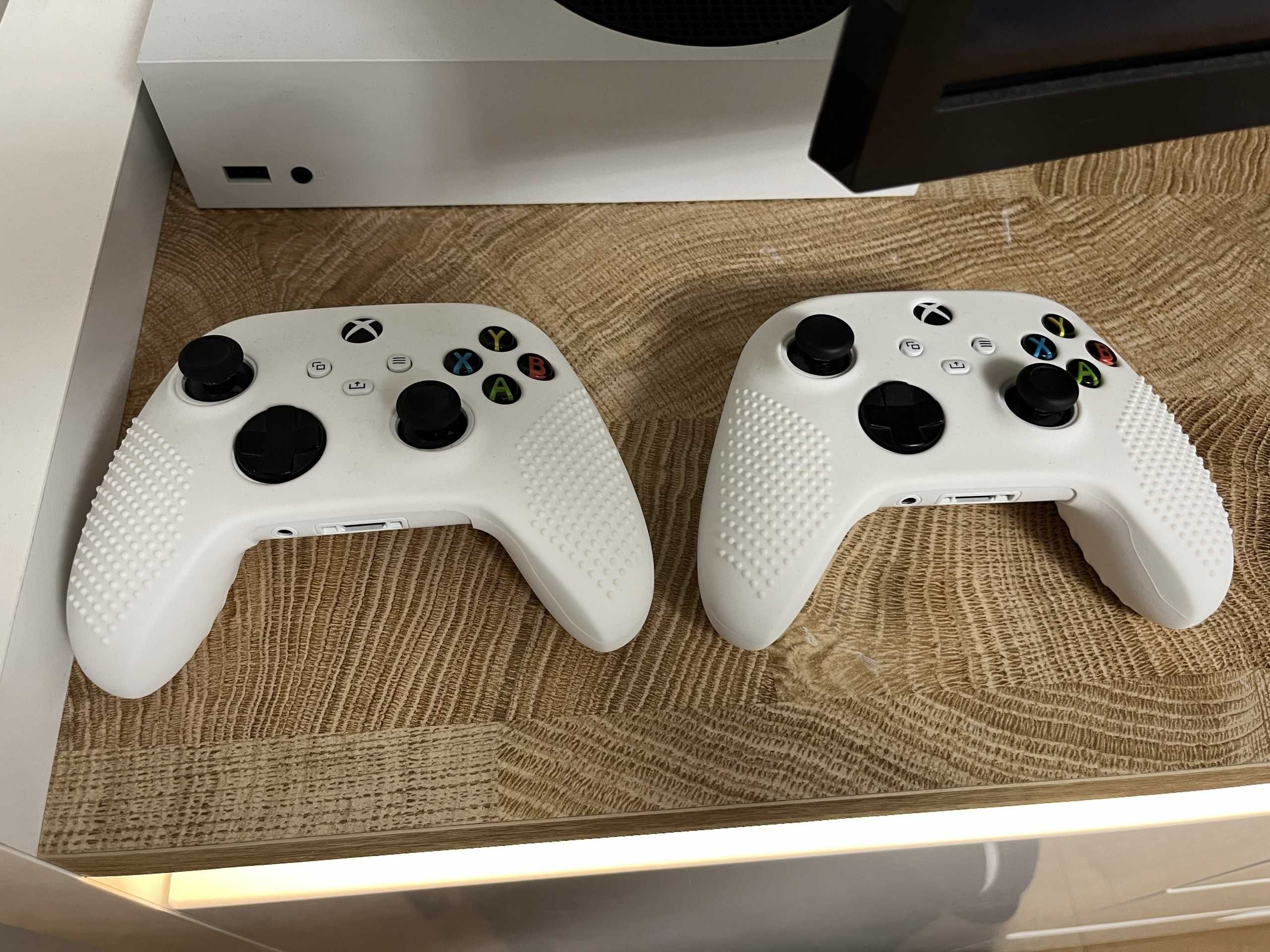 Konsola Xbox Series S 512GB + 2 pady po czyszczeniu stan bdb