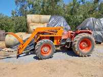 Trator Carraro com carregador  frontal