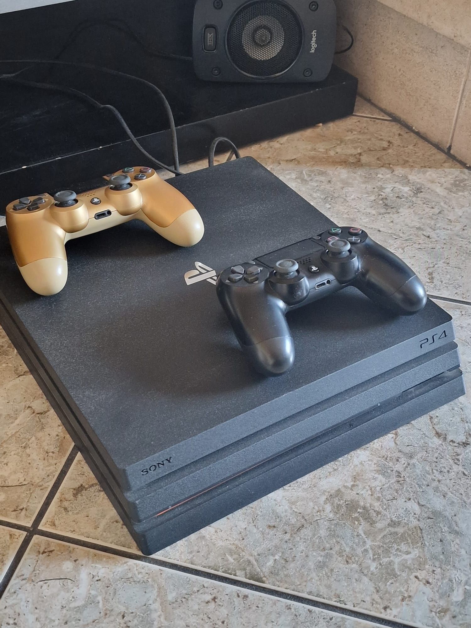 Ps4 pro com dois comandos
