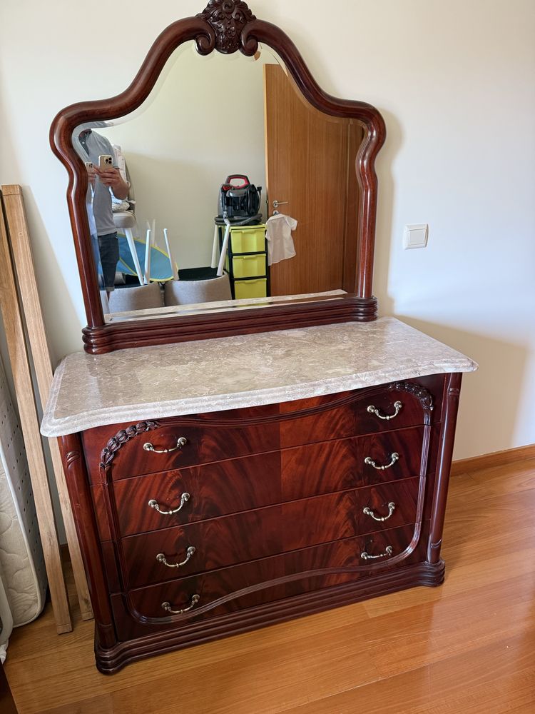 Cama 190x130 + estrado + mesinhas + comuda com espelho