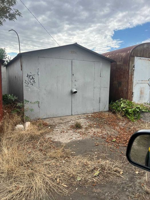 Продам  гараж в затишному місці