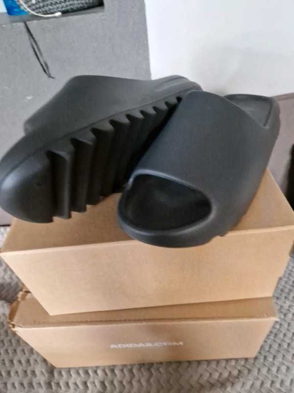 Adidas YeezySlide/Black Moday Klapki 42