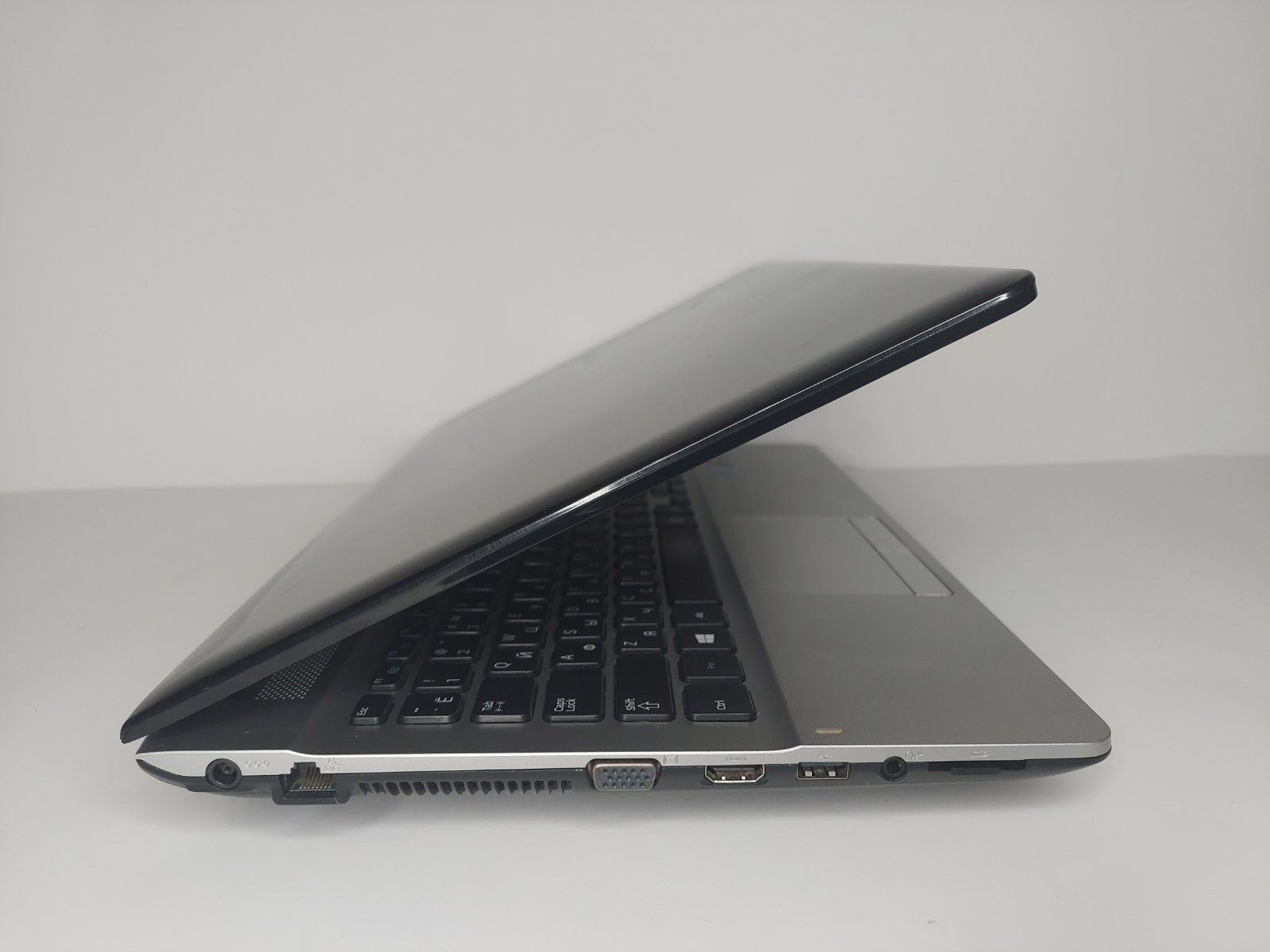 Ноутбук Samsung NP300E5E/ i5-3230M/ 4 Гб/ Sdd 240 Гб/ Батарея Робоча
