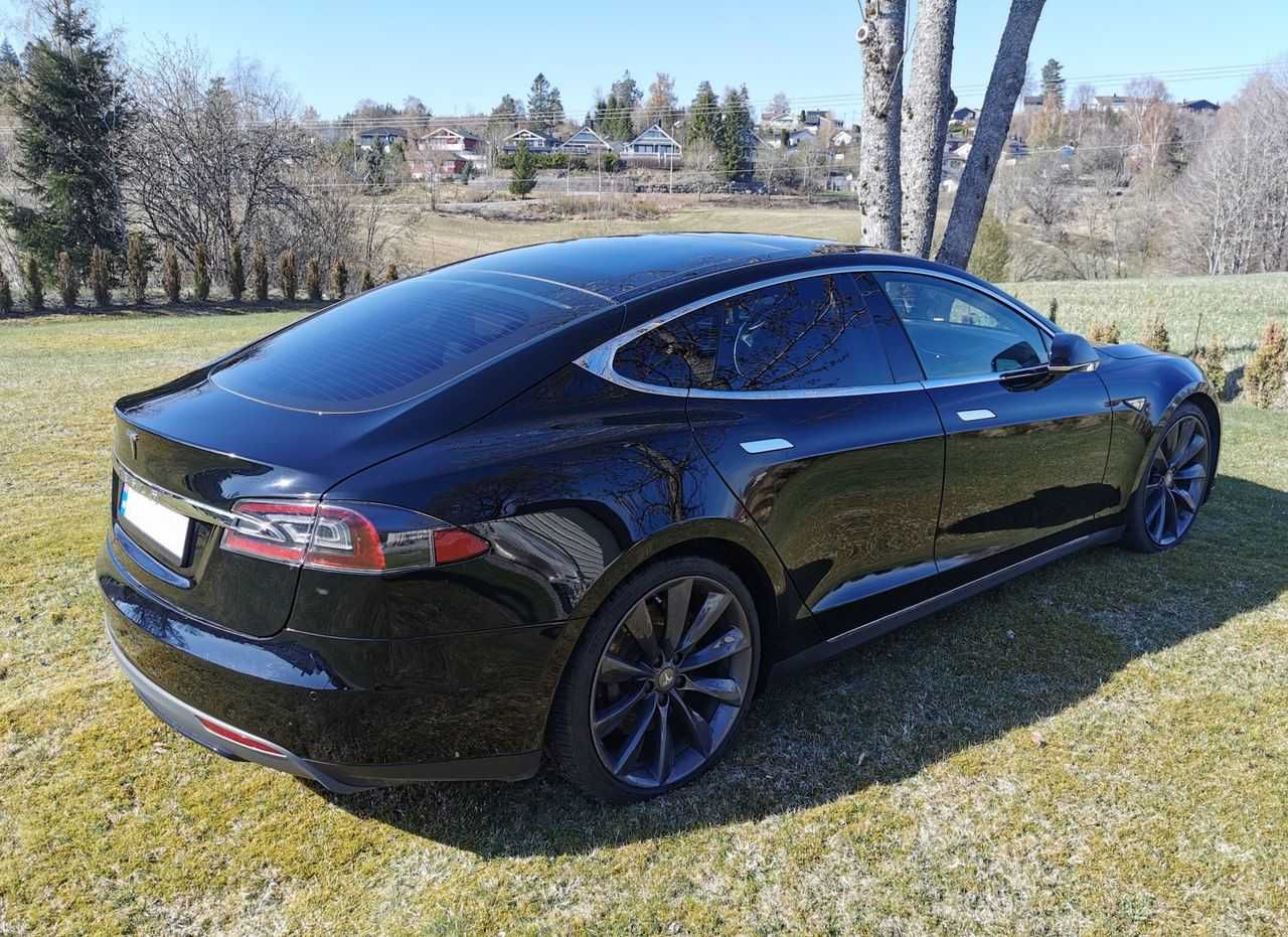 Автомобіль Tesla Model S 2016 року з Норвегії