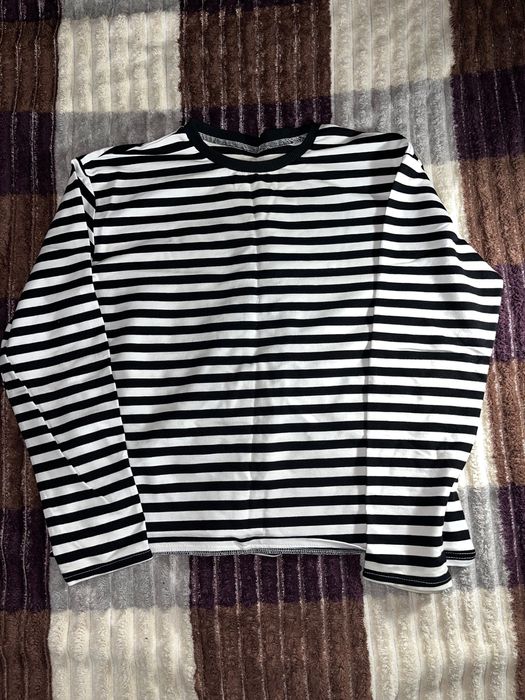 Кофта в чорно-білу полоску