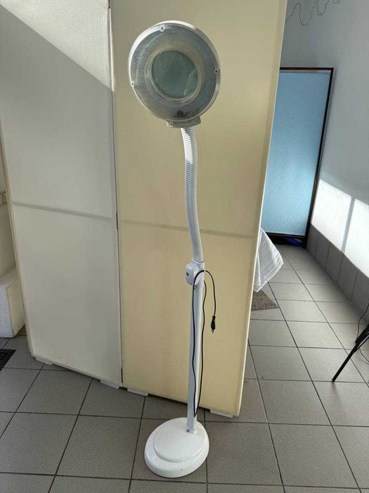 Косметологічна лампа із збільшувальним склом