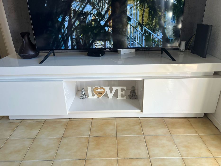 Móvel TV branco.