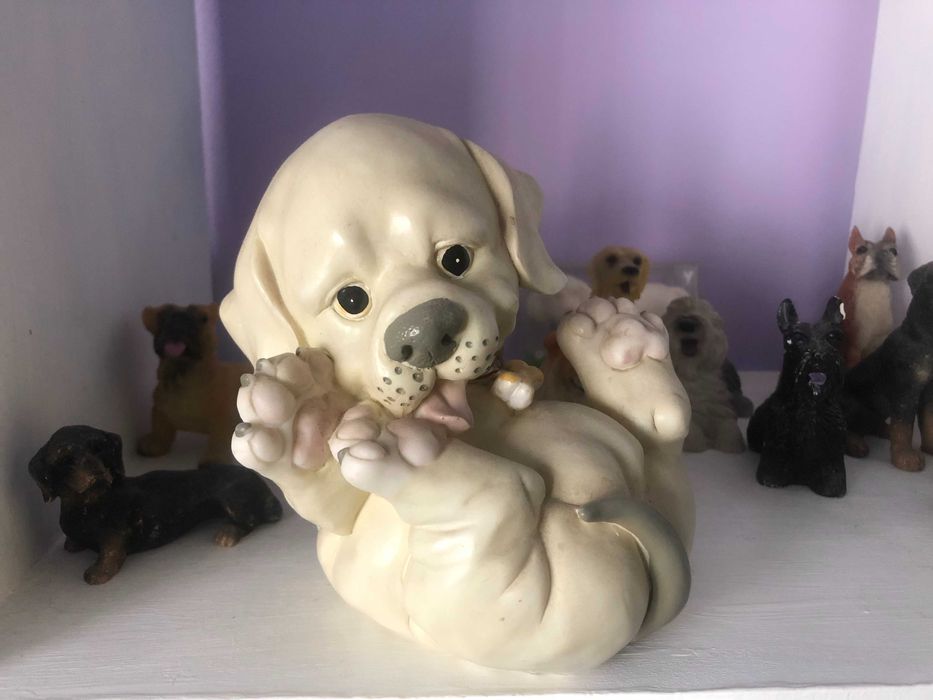 Cães de cerâmica e oferta de mealheiro e sabonete