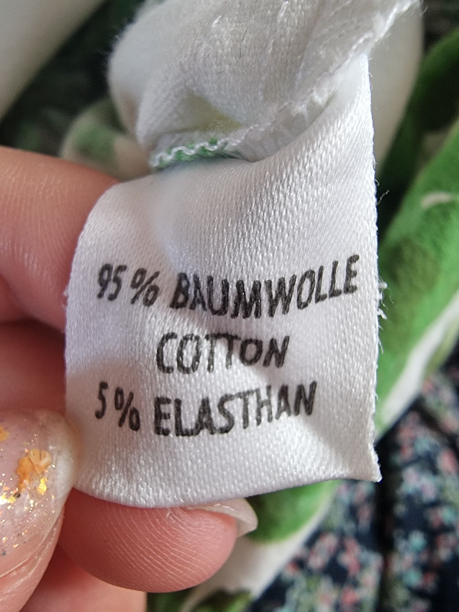 Biała sukienka w zielone róże XS