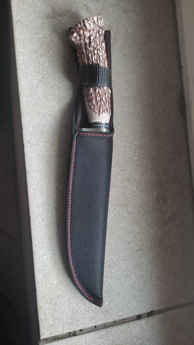 Nowy nóż myśliwski w pokrowcu.