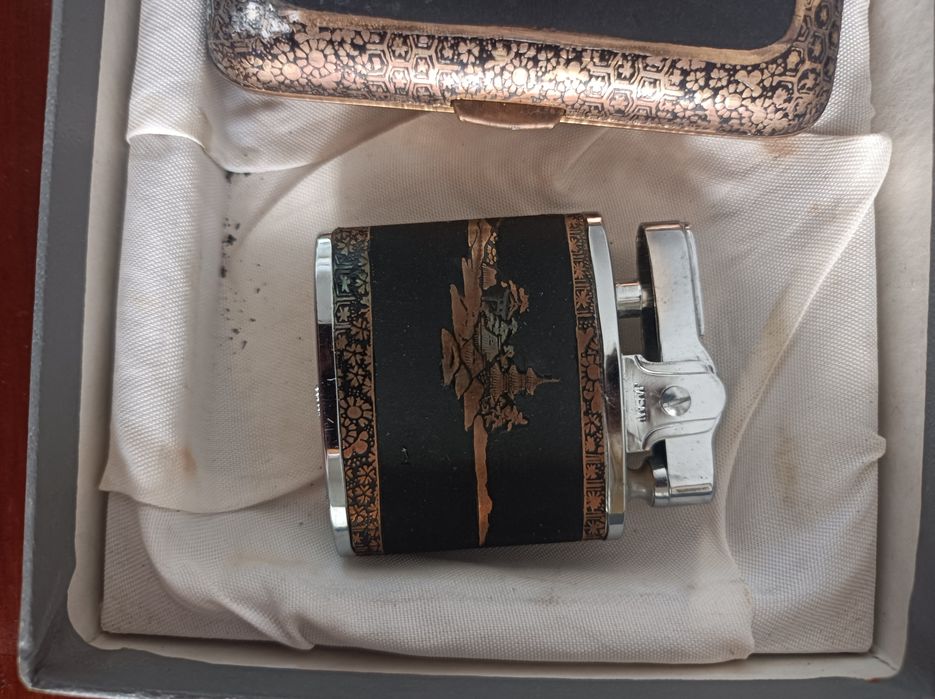 Conjunto cigarreira e isqueiro dourados