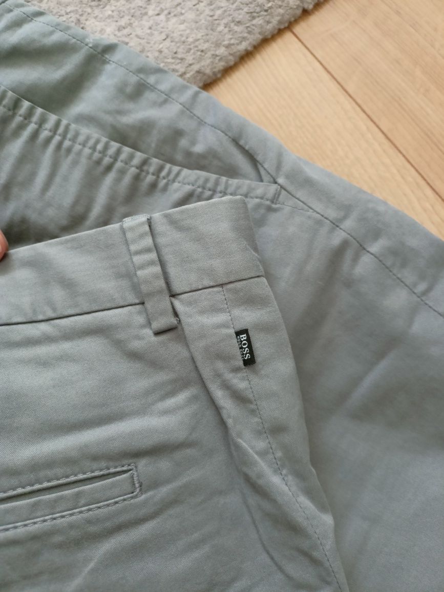33. Hugo Boss szare spodnie męskie r. 34 XL