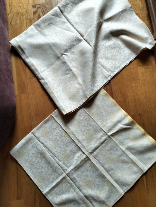 Obrus i bieżnik szyty samodzielnie.