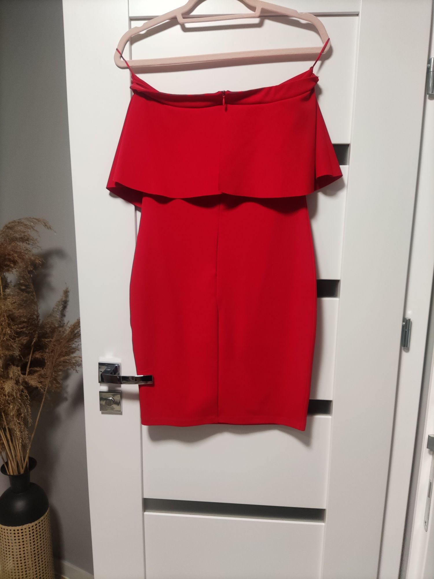 Dopasowana czerwona sukienka