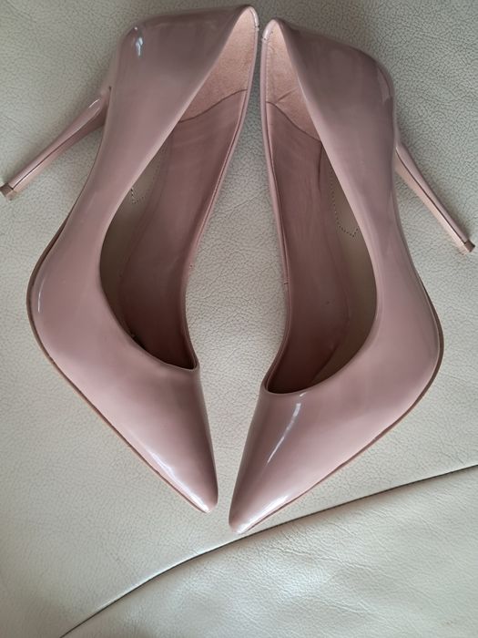 Szpilki beżowe, lakierowane nr37"Aldo"