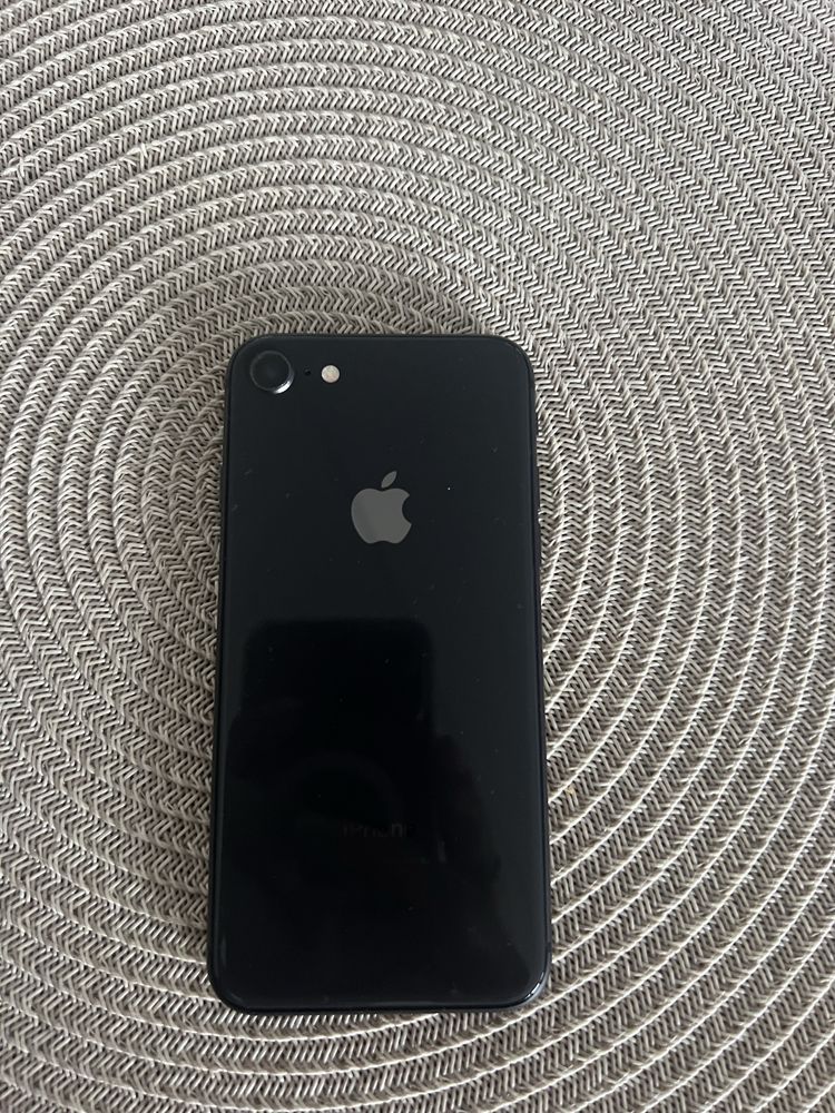 Iphone 8 stan bdb.                        .