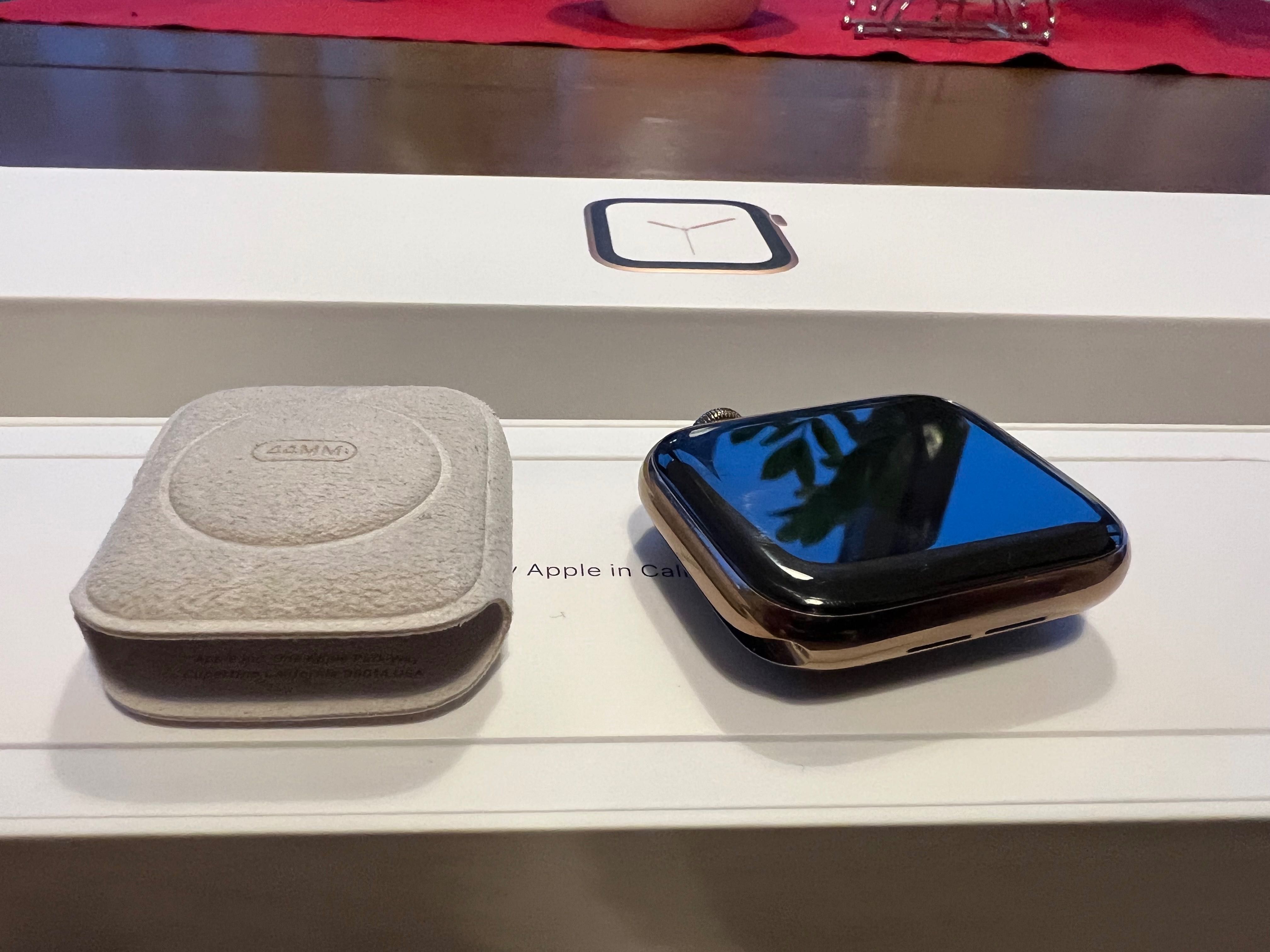 Apple Watch Series 4 44mm Gold Stainless Steel LTE