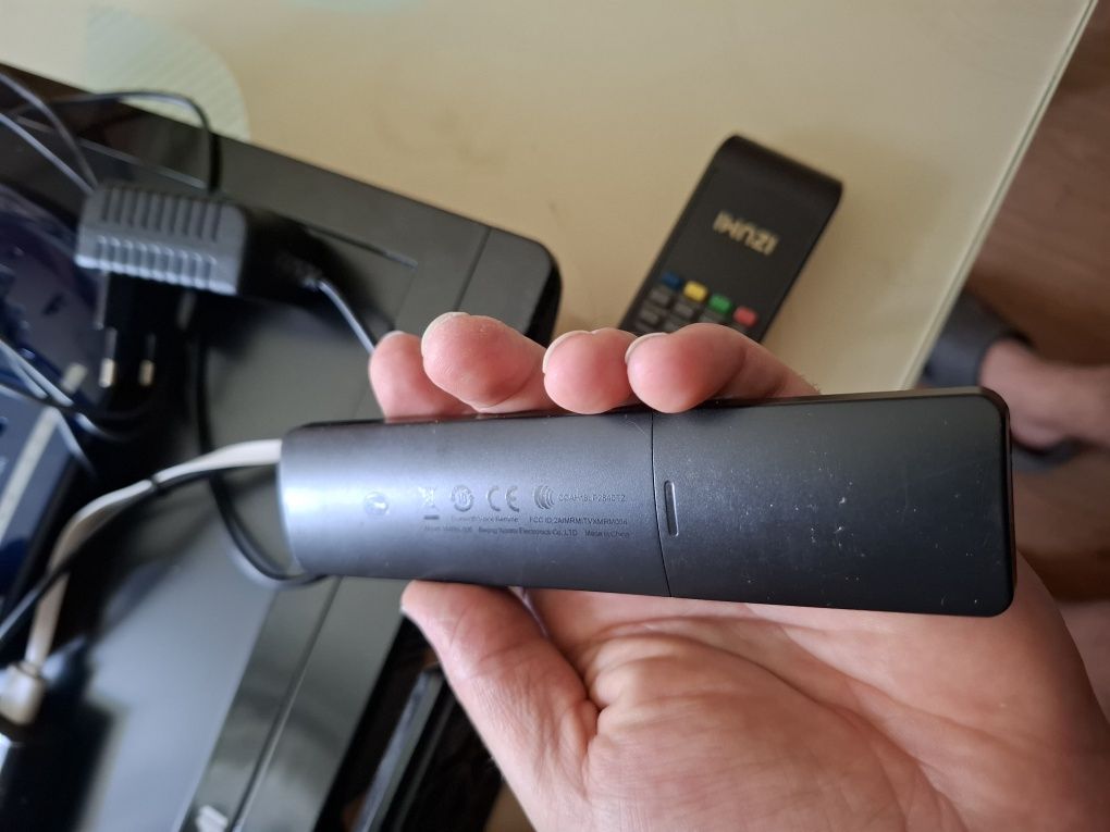 ТВ 19" з кронштейном,з андроїд тв xiaomi mi stick і два wi-fi роутера