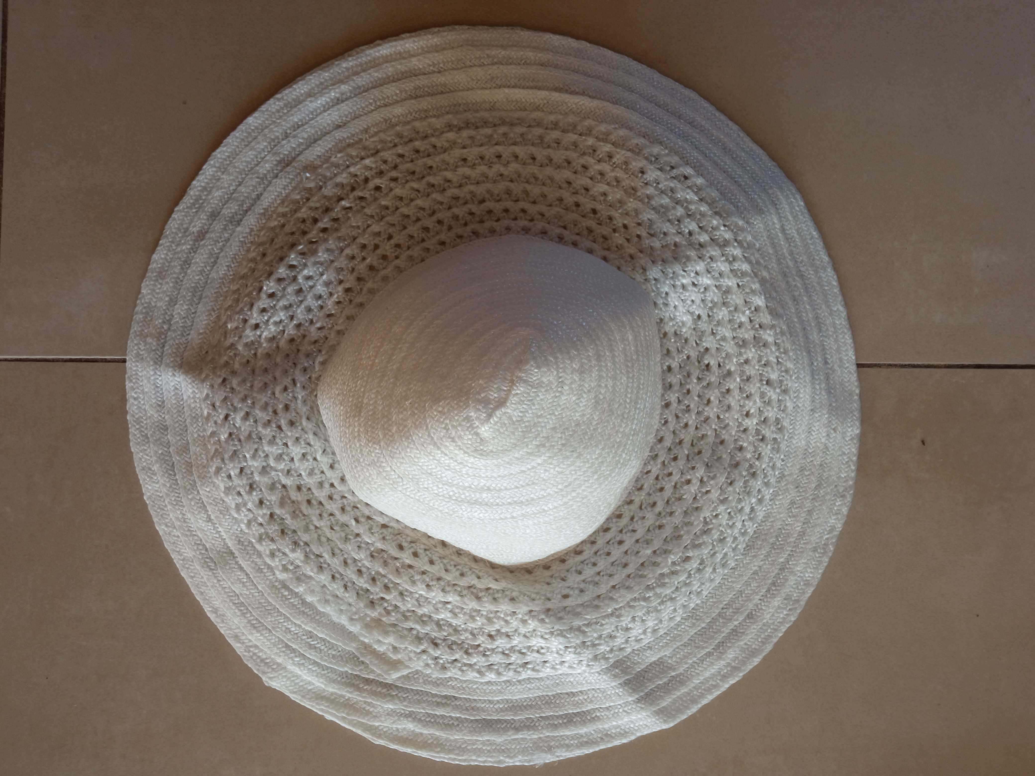 Biały kapelusz z rondem 40 cm