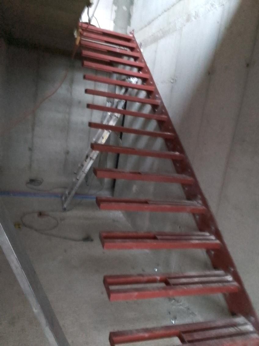 Schody wspornikowe wiszące półkowe - konstrukcja stalowa