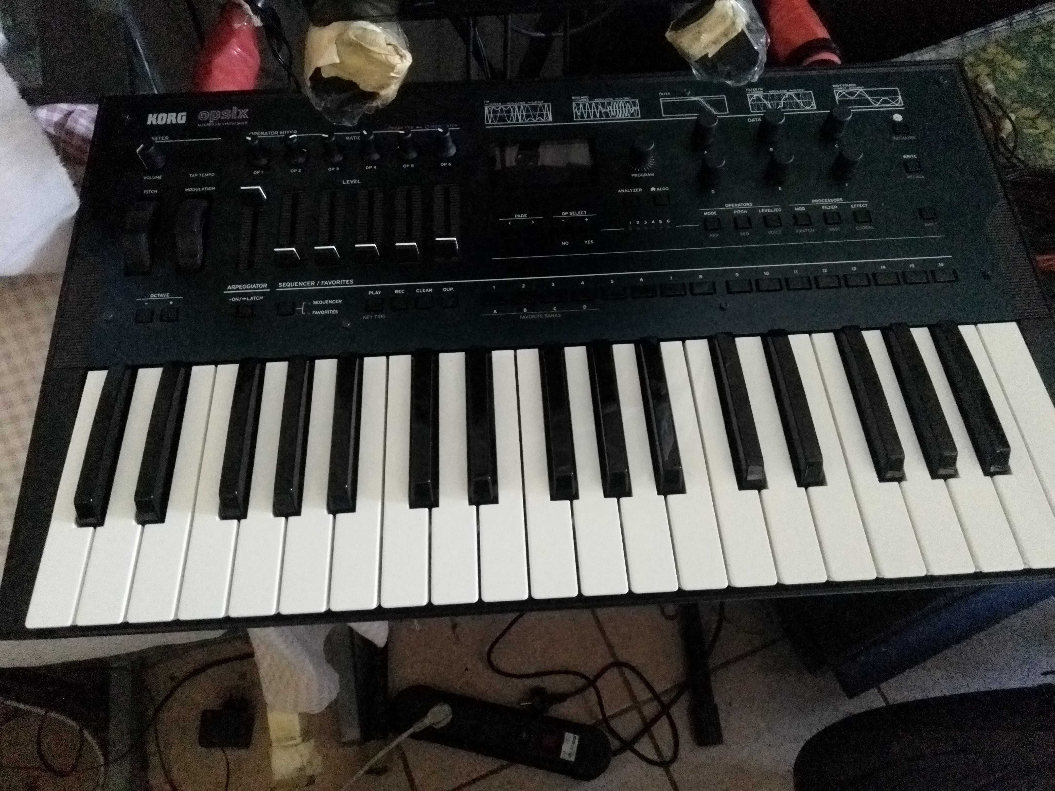 Super pechincha 2 teclados korg opsix + uno synts pro + garantia