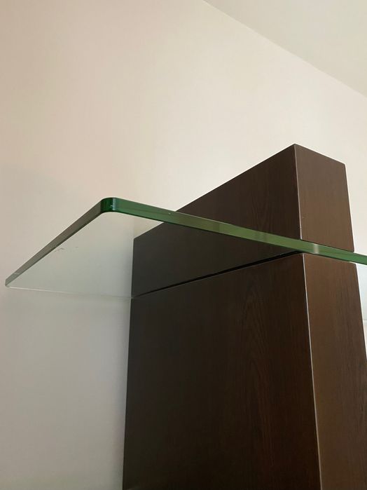 Regał z ciemnego drewna ze szklanymi półkami