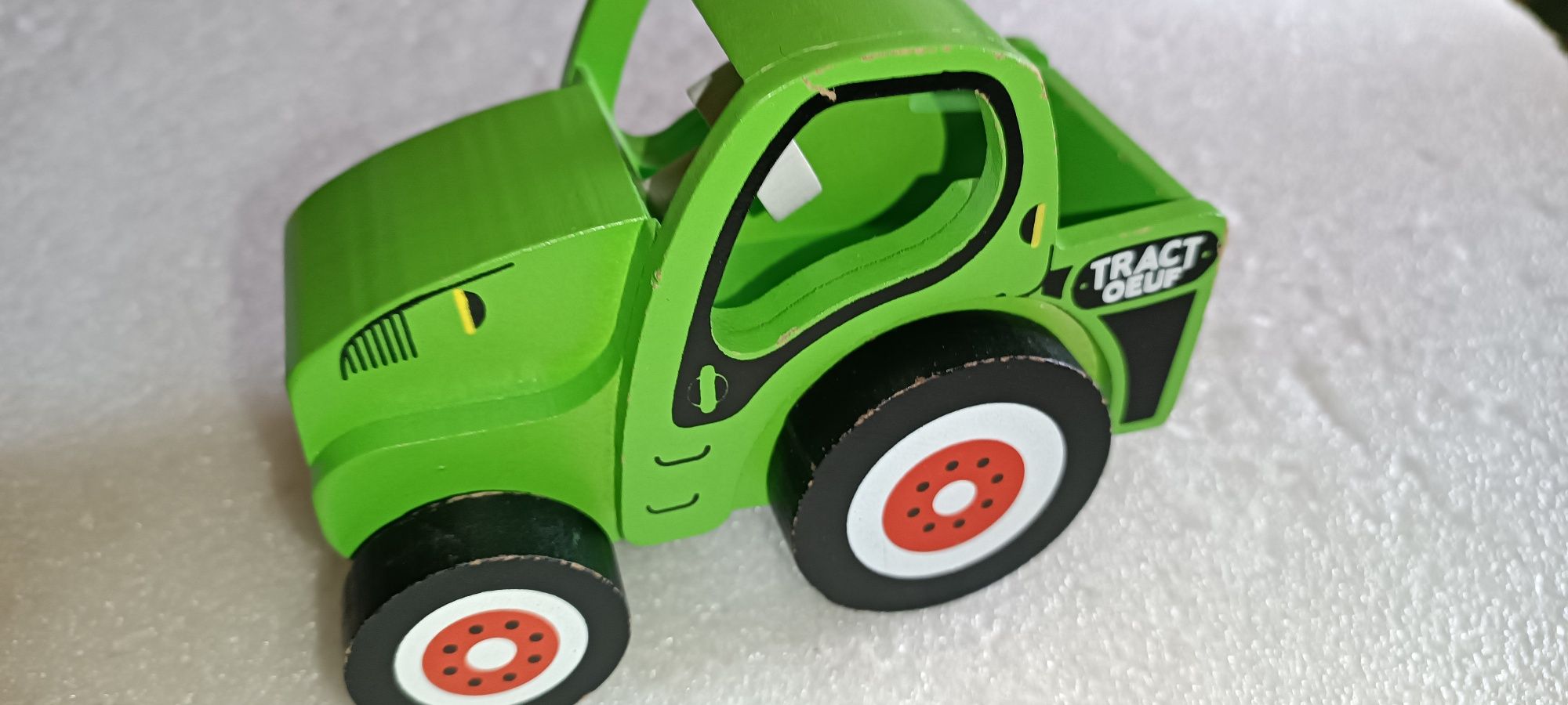 Antigo brinquedo em madeira tractor