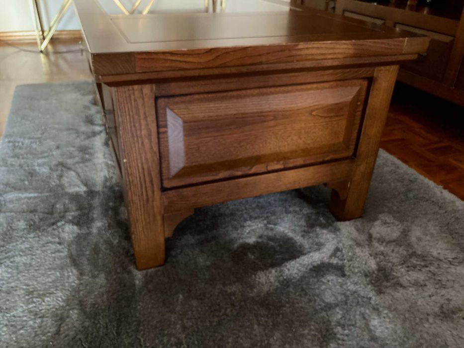 Mesa de sala de madeira de nogueira com vidro