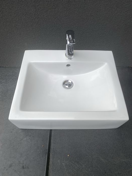 Umywalka łazienkowa Rea z bateria Nobili