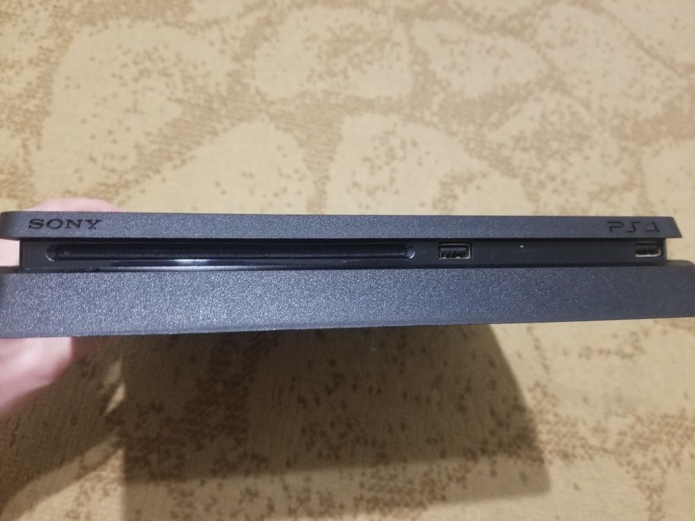 Продам PS4 б/в - Добрий стан! 9.60