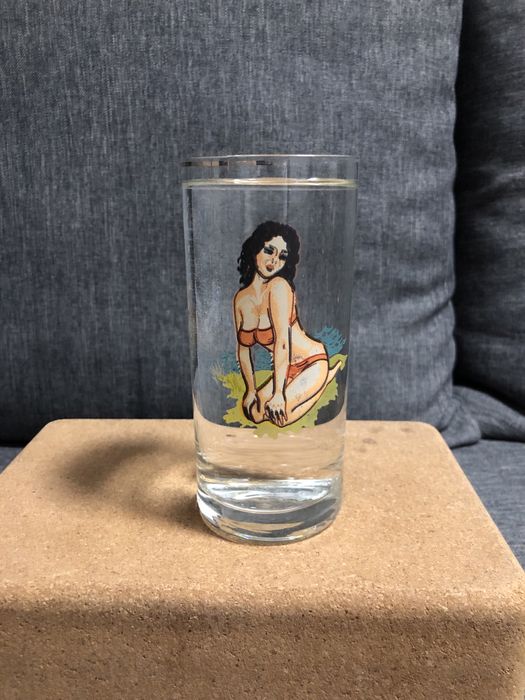 Szklanka PRL z kobietą w bikini / Pin Up Girl