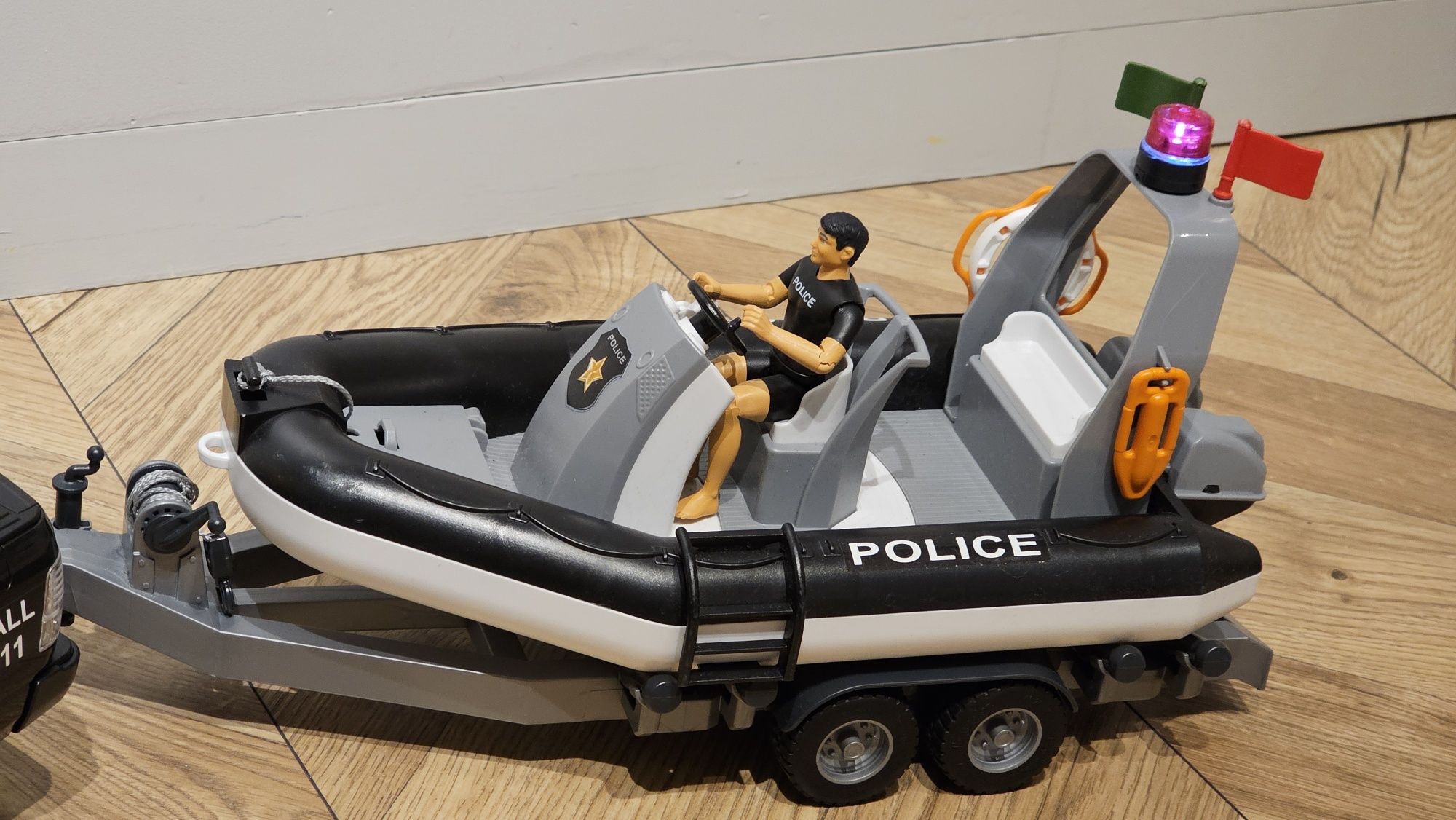 Набір Bruder автомобіль поліцейский RAM 2500 з човном та фігурками