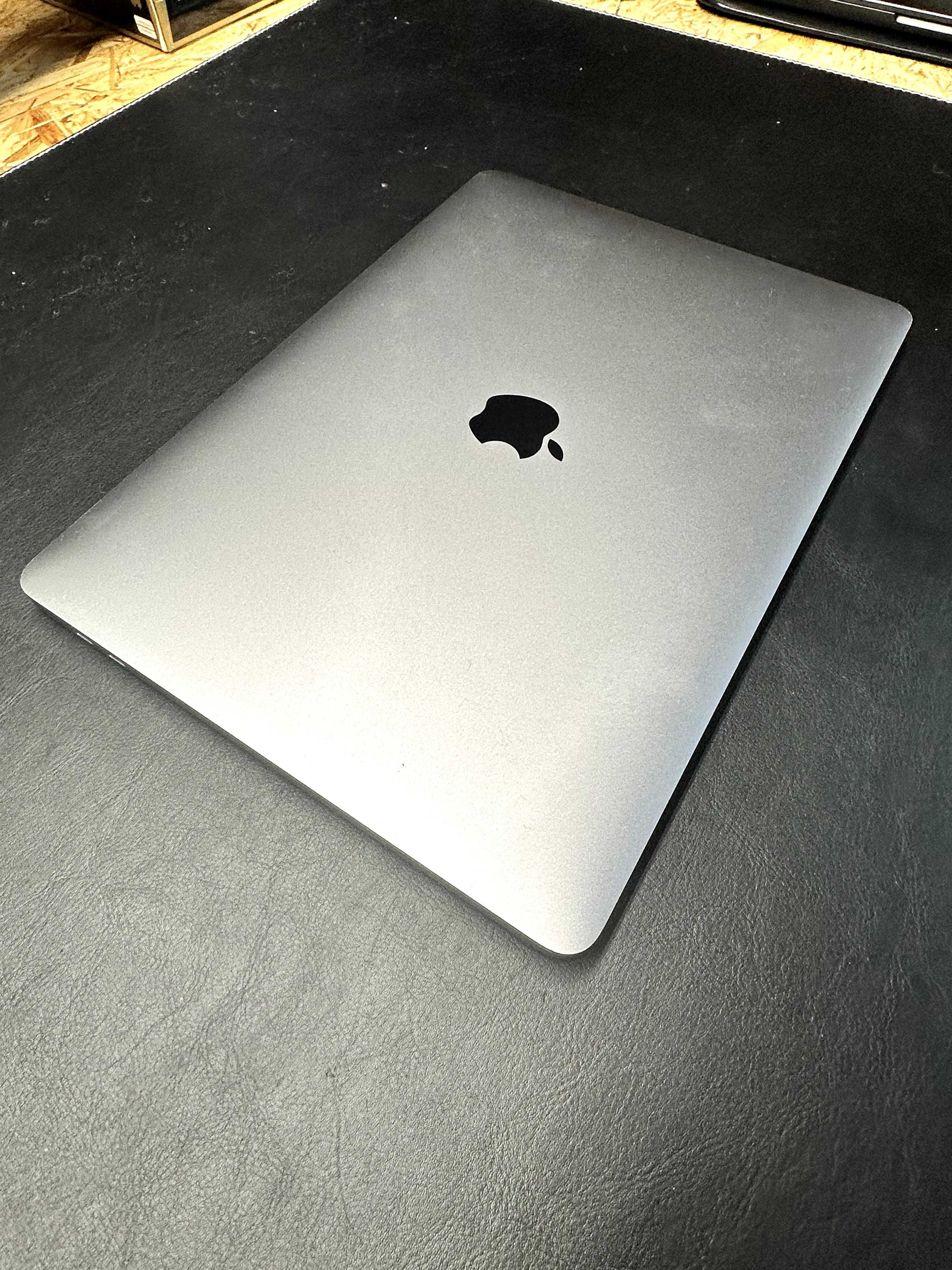 2020 Apple MacBook Pro 13 inch, 8GB RAM, 256GB SSD Space Gray