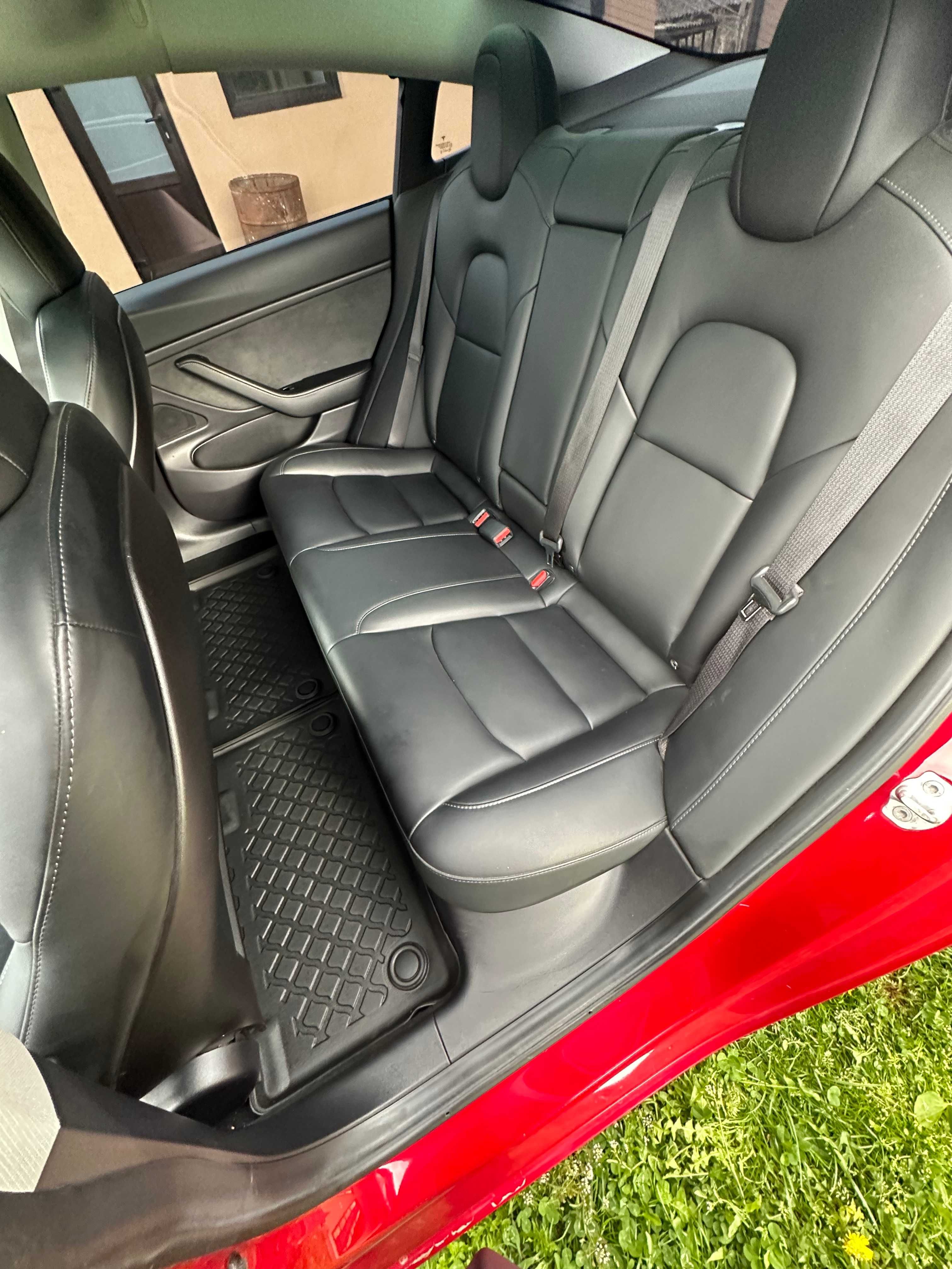 Автомобіль Tesla Model 3