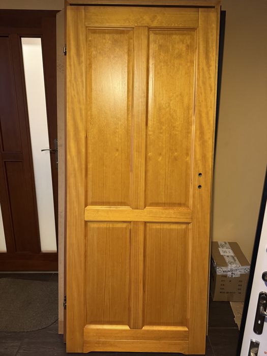 Drzwi drewniane, malowane z ościeżnicą 80 lewe