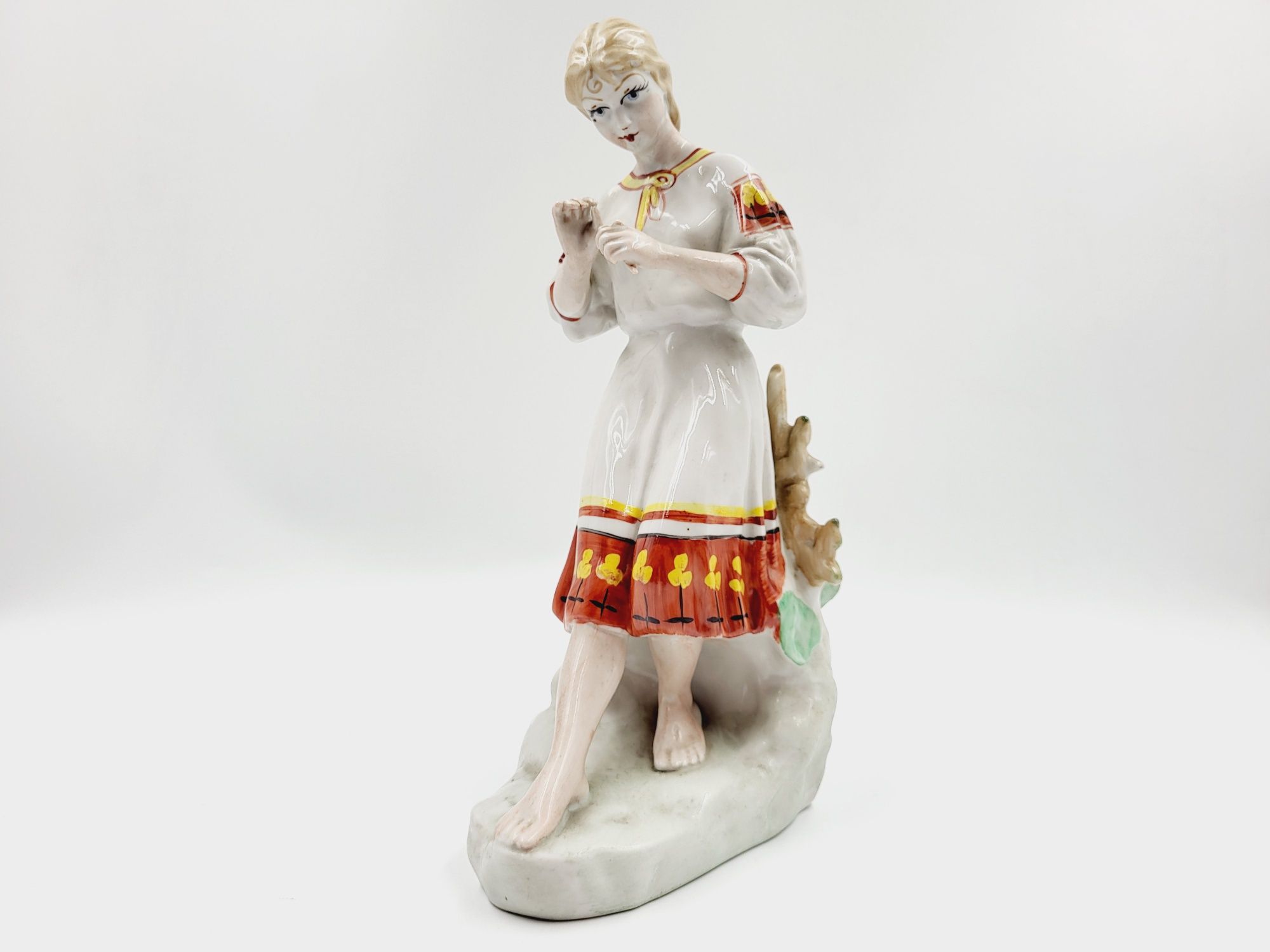 Śliczna porcelanowa figurka Połonne dziewczyna z kwiatem